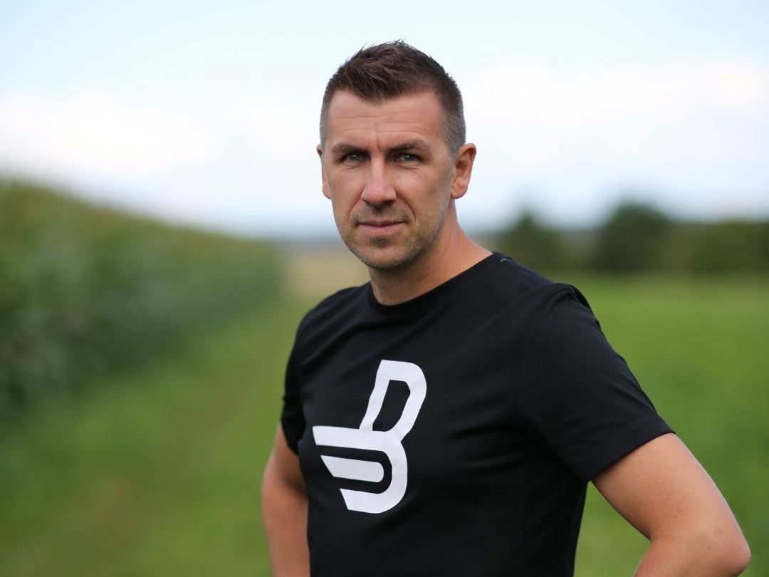 Stefan Siemroth, Lauf-Coach, im Porträt vor einer Wiese