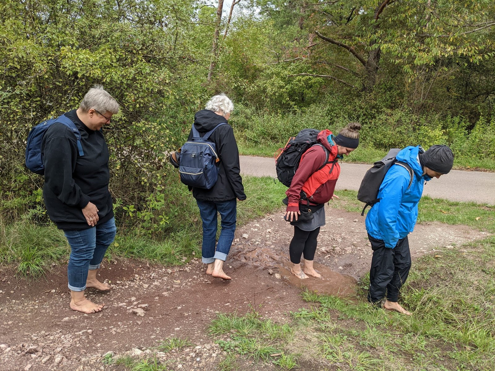 Barfuß unterwegs in der Natur